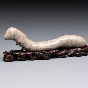 A rare Chinese ge-type model of a silkworm on wooden stand, 18th C. — photo 1