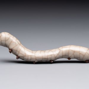 A rare Chinese ge-type model of a silkworm on wooden stand, 18th C. — photo 3