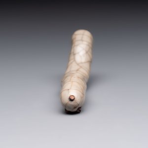 A rare Chinese ge-type model of a silkworm on wooden stand, 18th C. — photo 4