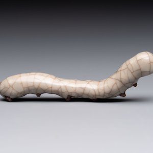 A rare Chinese ge-type model of a silkworm on wooden stand, 18th C. — photo 5