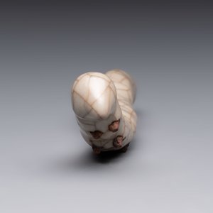 A rare Chinese ge-type model of a silkworm on wooden stand, 18th C. — photo 6
