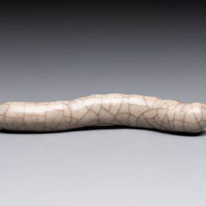 A rare Chinese ge-type model of a silkworm on wooden stand, 18th C. — photo 7