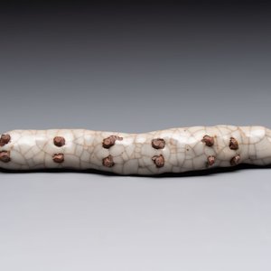 A rare Chinese ge-type model of a silkworm on wooden stand, 18th C. — photo 8