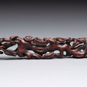 A rare Chinese ge-type model of a silkworm on wooden stand, 18th C. — photo 9