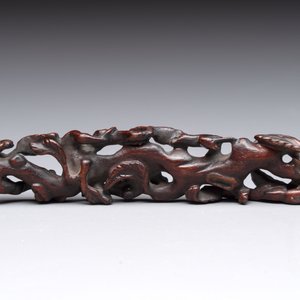 A rare Chinese ge-type model of a silkworm on wooden stand, 18th C. — photo 10