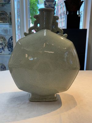 A rare Chinese ge-type moonflask or 'bianhu', Yongzheng mark and possibly of the period — photo 1