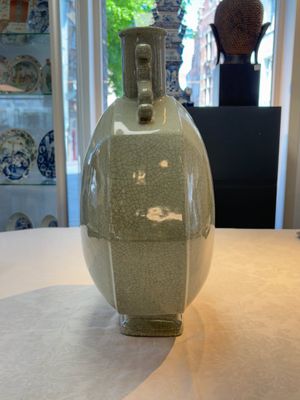 A rare Chinese ge-type moonflask or 'bianhu', Yongzheng mark and possibly of the period — photo 2
