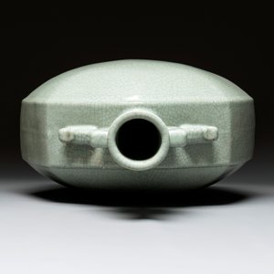 A rare Chinese ge-type moonflask or 'bianhu', Yongzheng mark and possibly of the period — photo 5