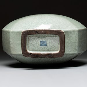 A rare Chinese ge-type moonflask or 'bianhu', Yongzheng mark and possibly of the period — photo 6