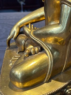 A rare Chinese gilt bronze Buddha Shakyamuni, 18th C. — 照片 18