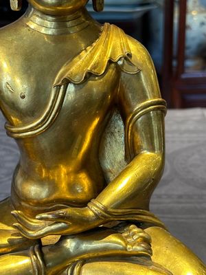 A rare Chinese gilt bronze Buddha Shakyamuni, 18th C. — 照片 3
