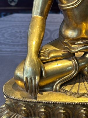 A rare Chinese gilt bronze Buddha Shakyamuni, 18th C. — 照片 4