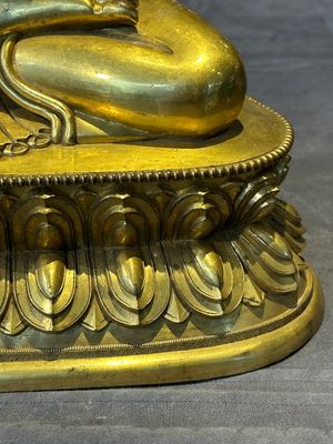 A rare Chinese gilt bronze Buddha Shakyamuni, 18th C. — 照片 5