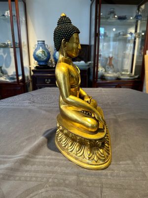 A rare Chinese gilt bronze Buddha Shakyamuni, 18th C. — 照片 7