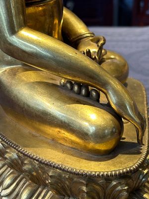 A rare Chinese gilt bronze Buddha Shakyamuni, 18th C. — 照片 10