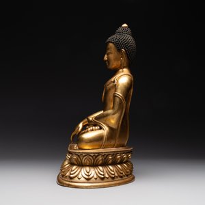 A rare Chinese gilt bronze Buddha Shakyamuni, 18th C. — 照片 2