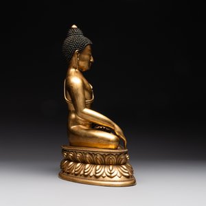 A rare Chinese gilt bronze Buddha Shakyamuni, 18th C. — 照片 4