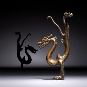 A rare Chinese gilt-bronze dragon, Tang — 照片 1