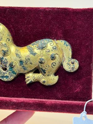 A rare Chinese gilt-bronze 'tiger' ornament, Han — photo 2
