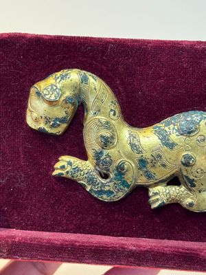A rare Chinese gilt-bronze 'tiger' ornament, Han — photo 3