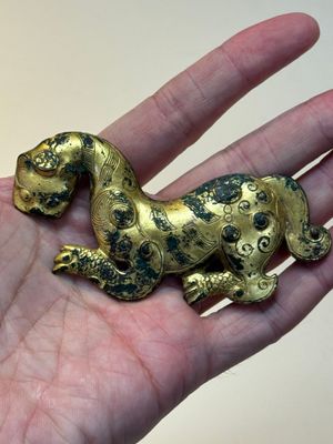 A rare Chinese gilt-bronze 'tiger' ornament, Han — photo 4