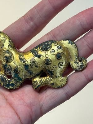 A rare Chinese gilt-bronze 'tiger' ornament, Han — photo 5