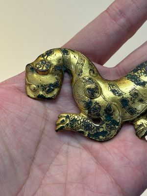 A rare Chinese gilt-bronze 'tiger' ornament, Han — photo 6