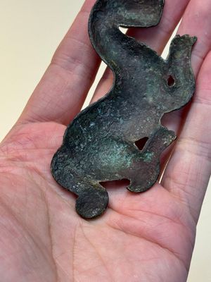 A rare Chinese gilt-bronze 'tiger' ornament, Han — photo 8