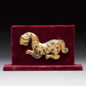 A rare Chinese gilt-bronze 'tiger' ornament, Han — photo 1