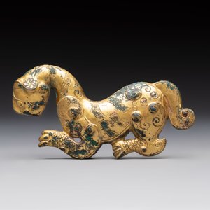 A rare Chinese gilt-bronze 'tiger' ornament, Han — photo 2