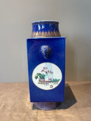 A rare Chinese gilt-decorated powder-blue-ground famille rose 'cong' vase, Yongzheng mark, 20th C. — foto 1