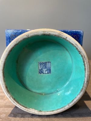 A rare Chinese gilt-decorated powder-blue-ground famille rose 'cong' vase, Yongzheng mark, 20th C. — foto 11
