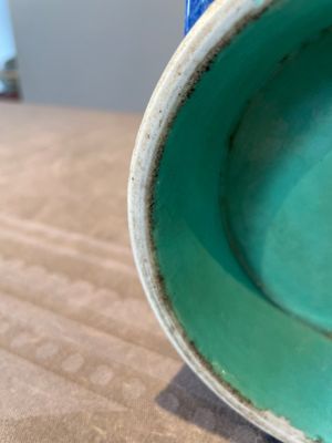 A rare Chinese gilt-decorated powder-blue-ground famille rose 'cong' vase, Yongzheng mark, 20th C. — foto 12