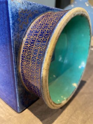 A rare Chinese gilt-decorated powder-blue-ground famille rose 'cong' vase, Yongzheng mark, 20th C. — foto 13