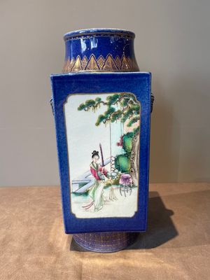 A rare Chinese gilt-decorated powder-blue-ground famille rose 'cong' vase, Yongzheng mark, 20th C. — foto 2