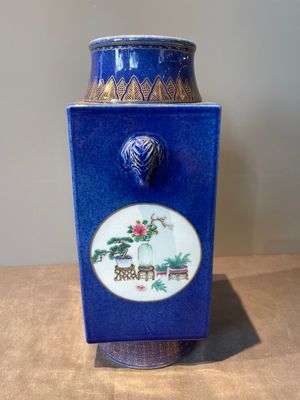 A rare Chinese gilt-decorated powder-blue-ground famille rose 'cong' vase, Yongzheng mark, 20th C. — foto 3