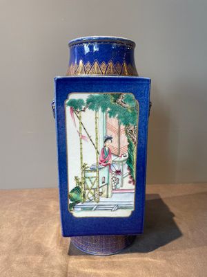 A rare Chinese gilt-decorated powder-blue-ground famille rose 'cong' vase, Yongzheng mark, 20th C. — foto 4