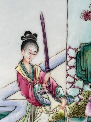 A rare Chinese gilt-decorated powder-blue-ground famille rose 'cong' vase, Yongzheng mark, 20th C. — foto 6