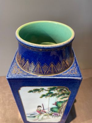 A rare Chinese gilt-decorated powder-blue-ground famille rose 'cong' vase, Yongzheng mark, 20th C. — foto 7