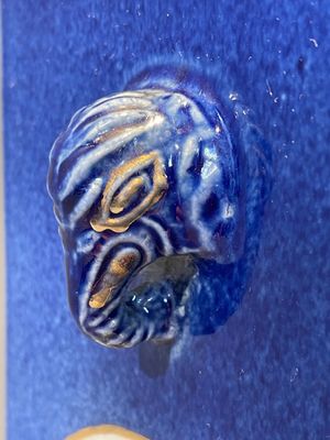 A rare Chinese gilt-decorated powder-blue-ground famille rose 'cong' vase, Yongzheng mark, 20th C. — foto 8