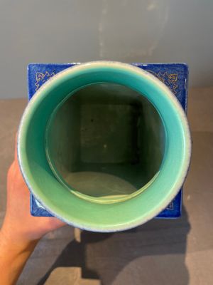A rare Chinese gilt-decorated powder-blue-ground famille rose 'cong' vase, Yongzheng mark, 20th C. — foto 9