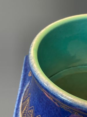 A rare Chinese gilt-decorated powder-blue-ground famille rose 'cong' vase, Yongzheng mark, 20th C. — foto 10