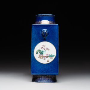 A rare Chinese gilt-decorated powder-blue-ground famille rose 'cong' vase, Yongzheng mark, 20th C. — foto 2