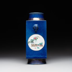 A rare Chinese gilt-decorated powder-blue-ground famille rose 'cong' vase, Yongzheng mark, 20th C. — foto 4