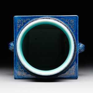 A rare Chinese gilt-decorated powder-blue-ground famille rose 'cong' vase, Yongzheng mark, 20th C. — foto 5