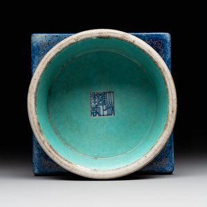 A rare Chinese gilt-decorated powder-blue-ground famille rose 'cong' vase, Yongzheng mark, 20th C. — foto 6