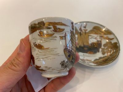 A rare Chinese gilt, grisaille and iron-red cup and saucer with a merchant vessel, Yongzheng/Qianlong — 照片 2