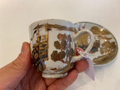 A rare Chinese gilt, grisaille and iron-red cup and saucer with a merchant vessel, Yongzheng/Qianlong — 照片 4