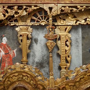 A rare Chinese gilt wood and reverse glass painted mirror, 2nd half 18th C. — photo 2