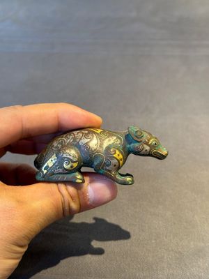 A rare Chinese gold and silver-inlaid bronze paperweight in the shape of a tapir '貘', Warring States period — photo 1